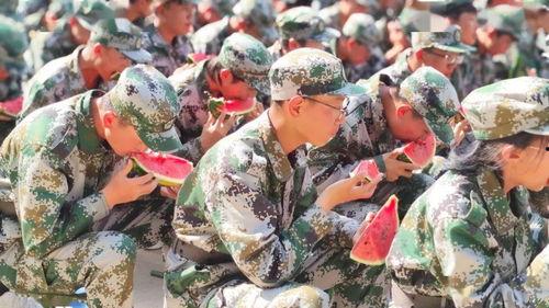 看军训吃瓜视频,青春汗水与欢笑瞬间
