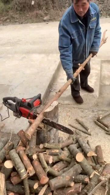 锯木头搞笑视频吃瓜,吃瓜群众笑翻餐桌，网友：这木头太会“说话”了！